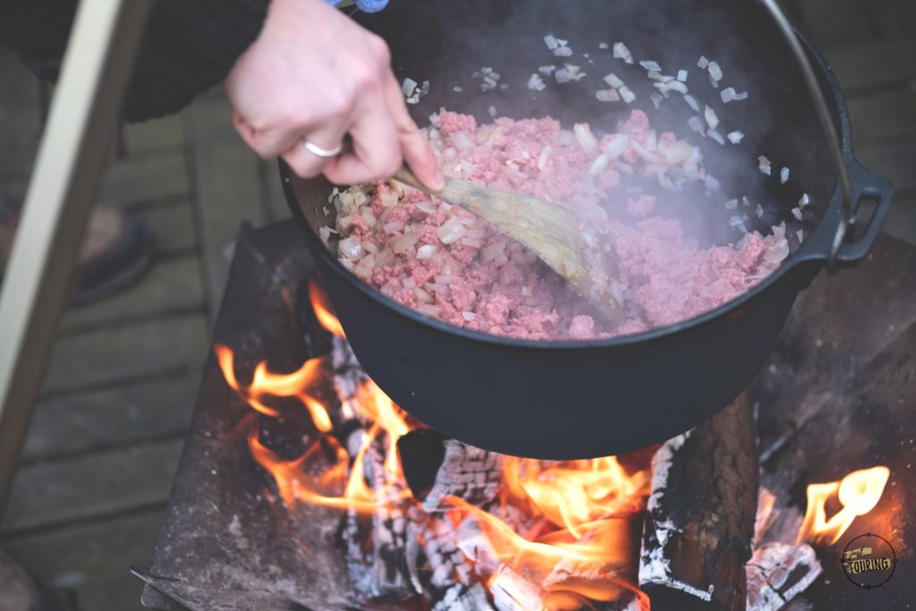 Sobald der Dutch Oven richtig heiß ist, kommen die ersten Zutaten für das Chili hinein