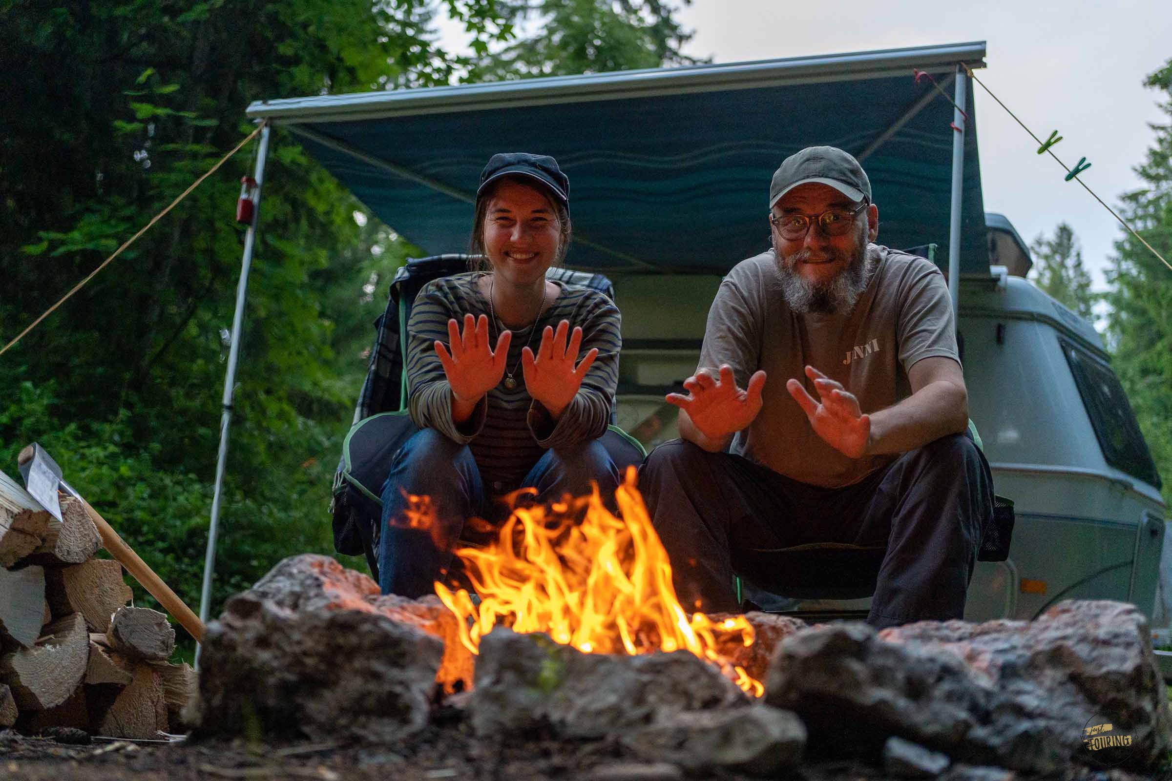 Giuls und Markus sitzen vor einem Lagerfeuer