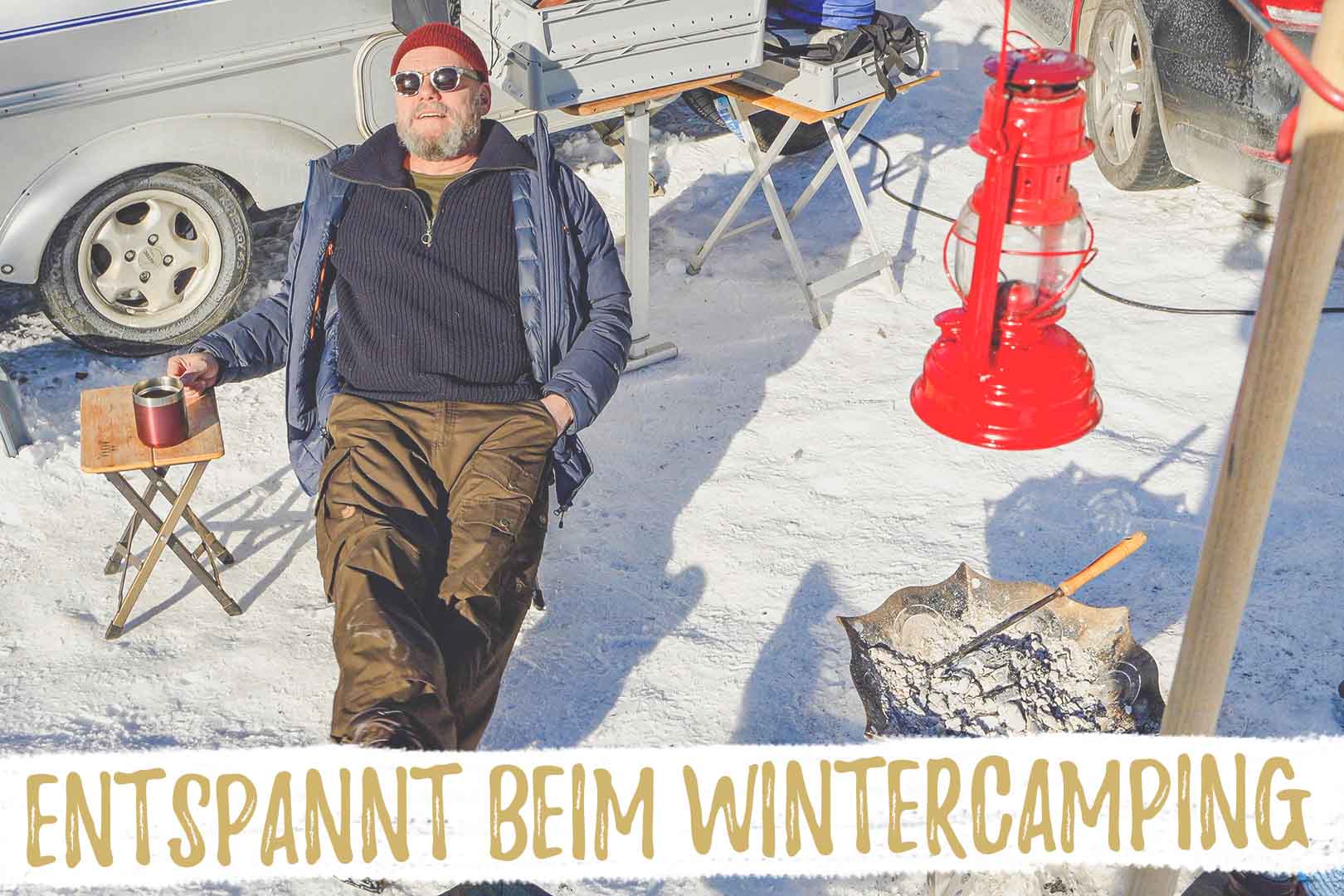 Markus vorm Puck im Schnee mit Sonnenbrille beim Wintercamping